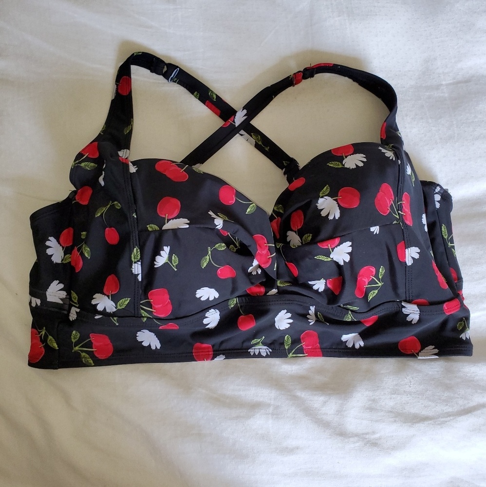 💚 Torrid cherry twist bikini top